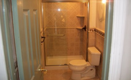 Small bathroom Design with shower and tub