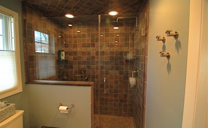 Doorless shower Design for Small bathroom