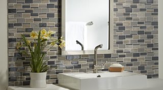 Photo features Color Appeal in Sea Cliff Blend in Glass & Natural Stone 3 x Random Mosaic on the wall.