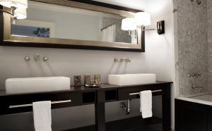 Black and white Small bathroom Design