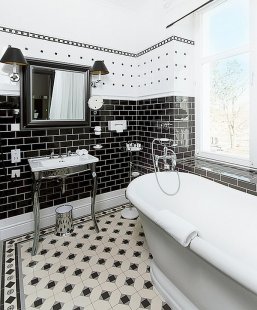 Smart combination of black and white in the bath Black And White Bathrooms: An Elegant And Timeless Trend